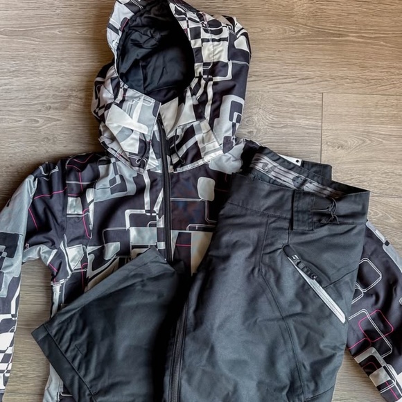 Oakley Women's "On The Circuit" Snow/Ski Jacket, NWT - Picture 5 of 5